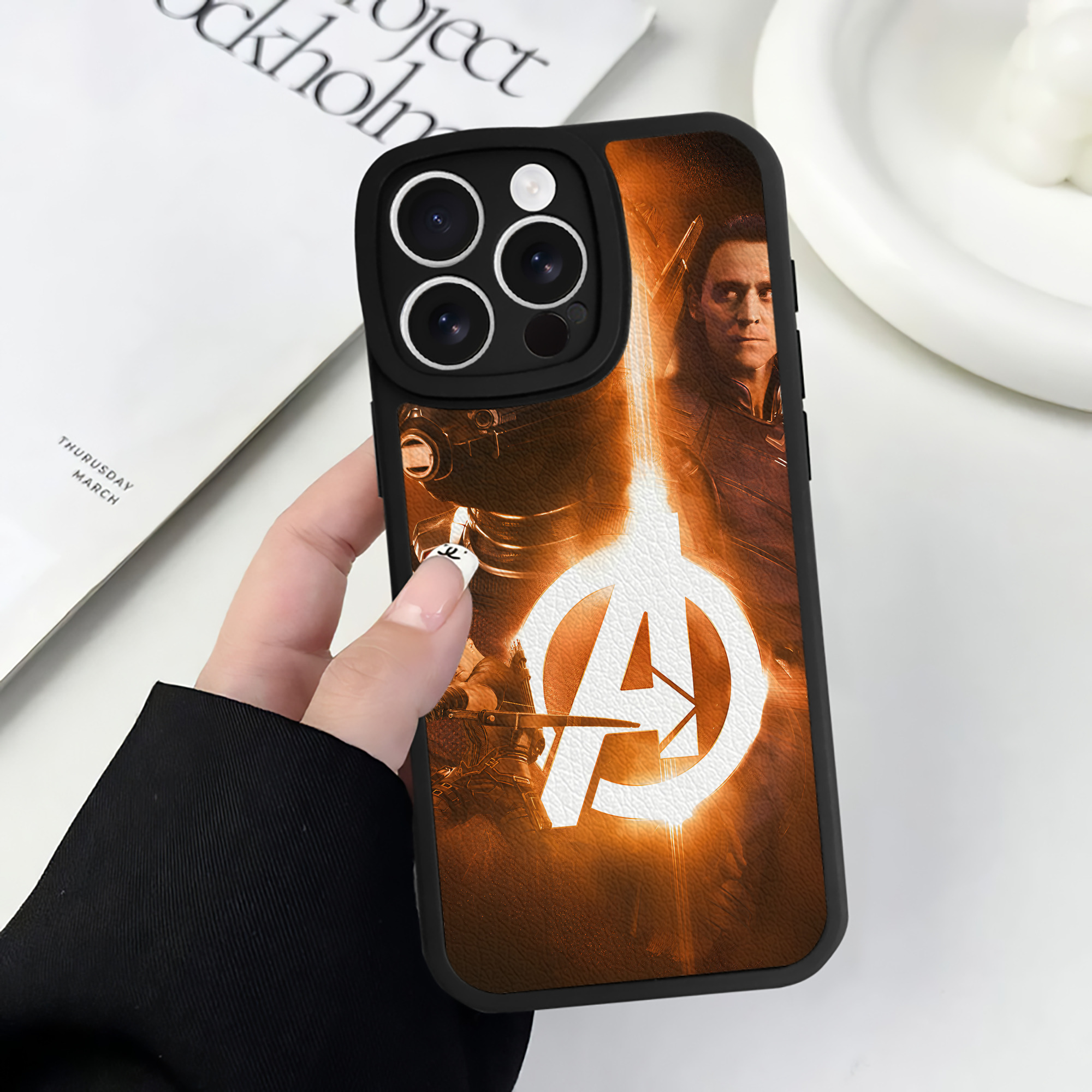 （画像用） アベンジャーズ The Avengers 【iPhone 16シリーズ対応】シリコンスマホケース（レザー調） 材質：シリコン